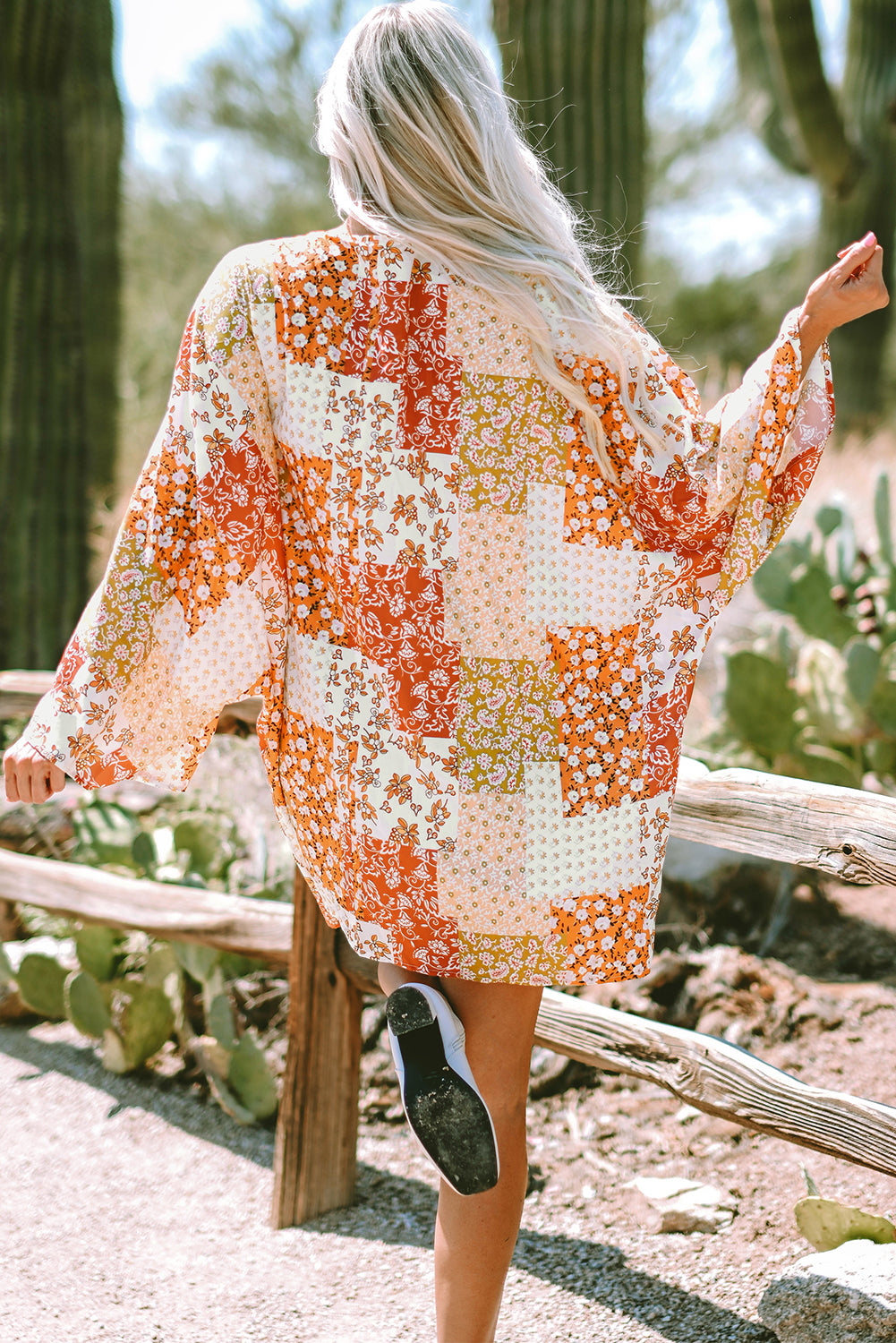 Kimono blanc ouvert à fleurs en patchwork style Boho