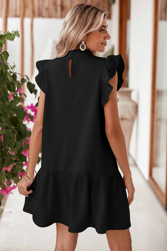 Vestido recto negro con mangas flotantes y cuello redondo