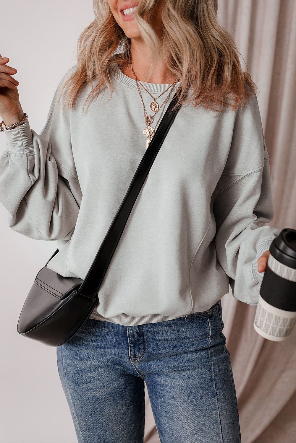 Sudadera gris con costuras expuestas, manijas de murciélagos y hombros caídos
