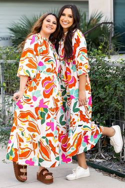 Vestido de naranja largo con un estampado floral dividido con cuello en V y varios niveles