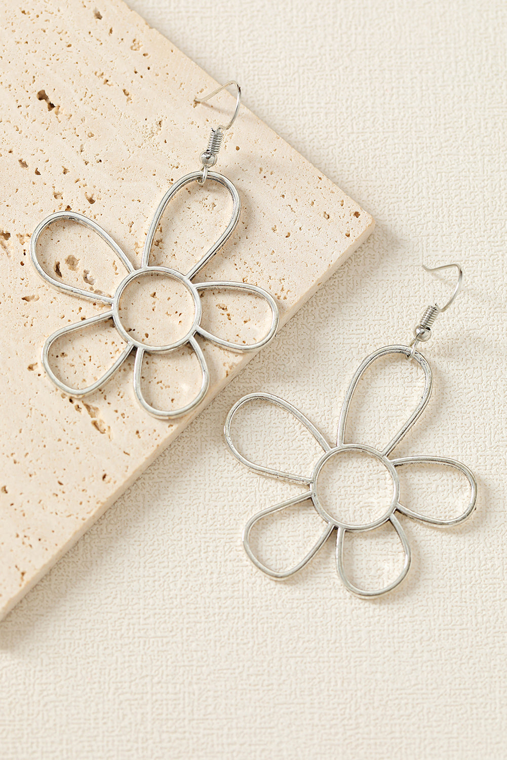 Boucles d'oreilles crochet fleur creuse en alliage argenté