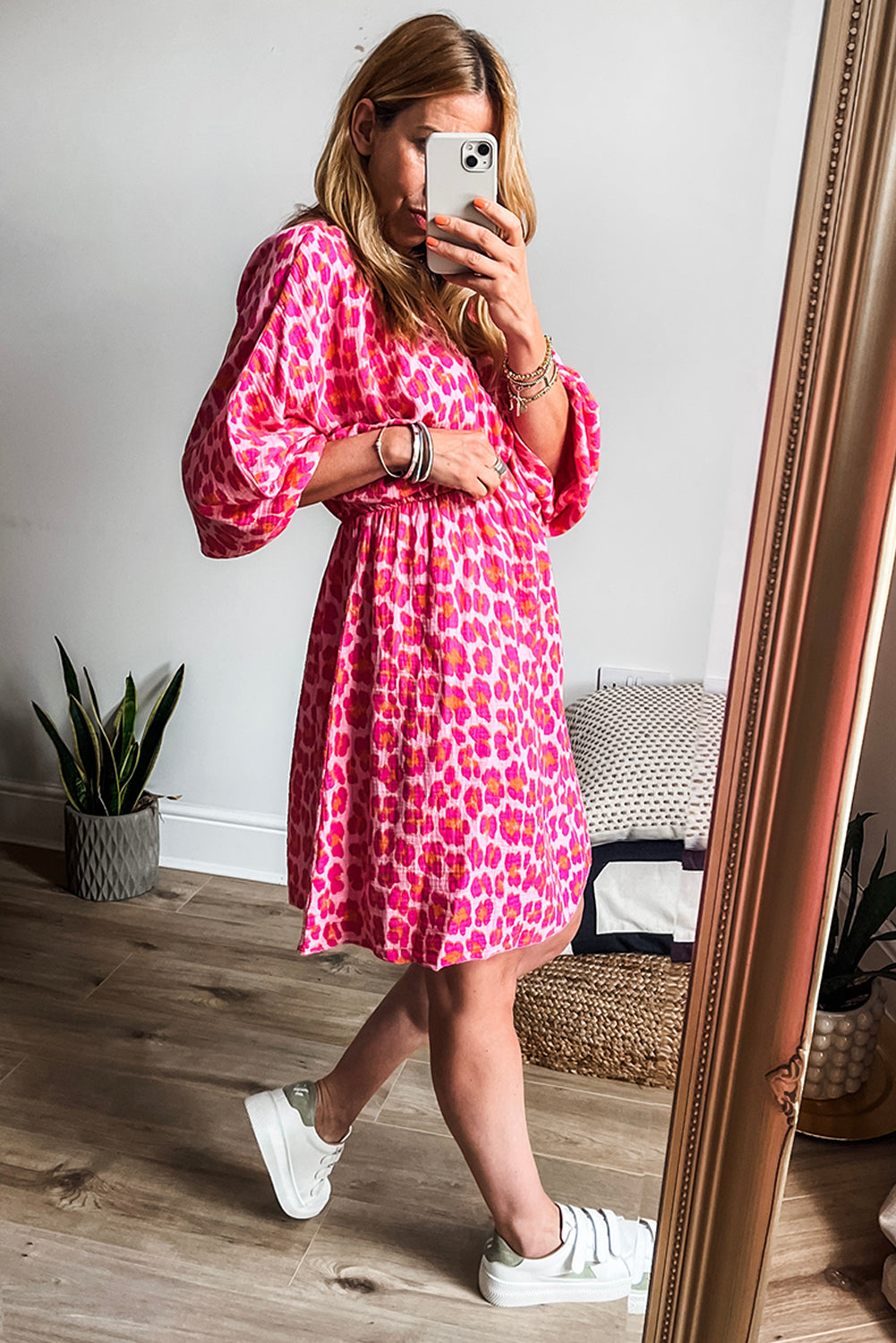 Robe rose à imprimé léopard élastiqué à col en V et manches 3/4 bouffantes