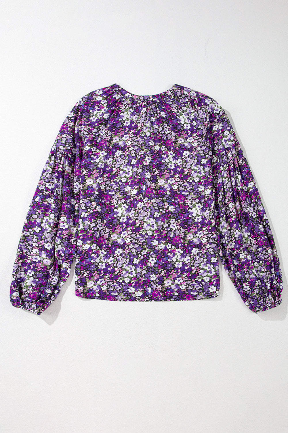 Chemisier violet à manches bouffantes et col en V fendu à fleurs style Boho-A WOMAN WE LOVE