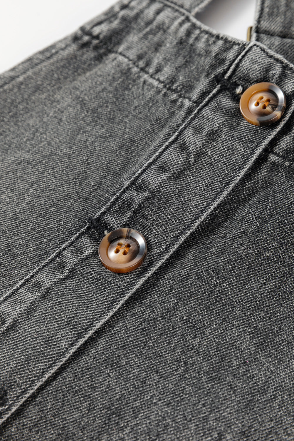 Mini-robe en jean gris moyen à larges bretelles boutonnées avec poches sur le devant