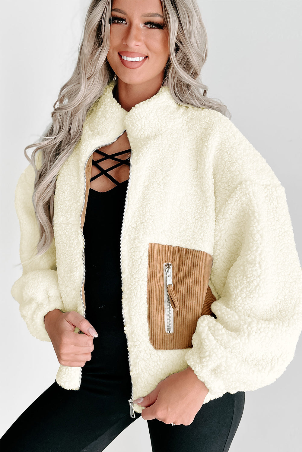 Chaqueta de sherpa de bolsillo con cremallera de contraste blanco