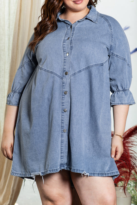 Robe en jean bleu clair à manches 3/4 et boutonnée sur le devant, grande taille