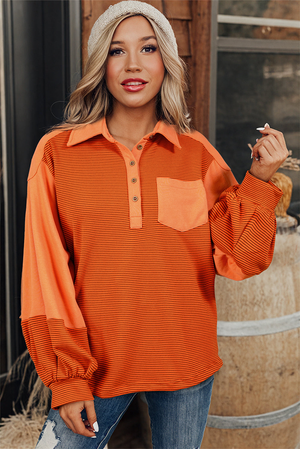 Orangefarbener Streifen freiliegende Naht Henley Turndown Neck Puff-Ärmel Sweatshirt