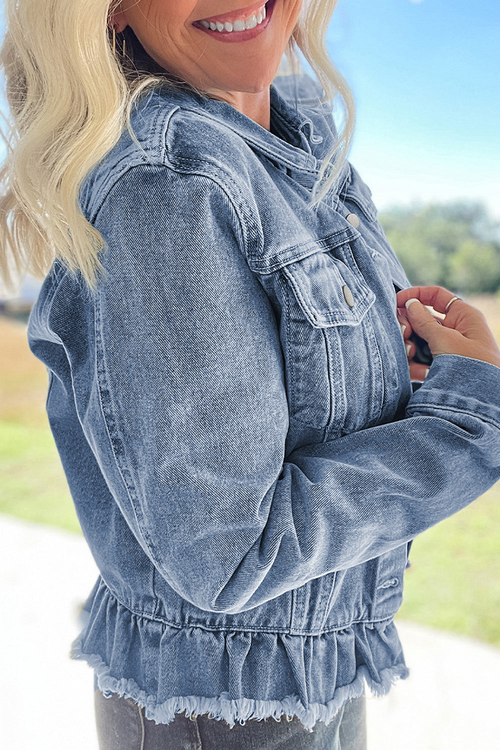 Veste en jean Beau Blue à volants et ourlet brut avec poches à rabat