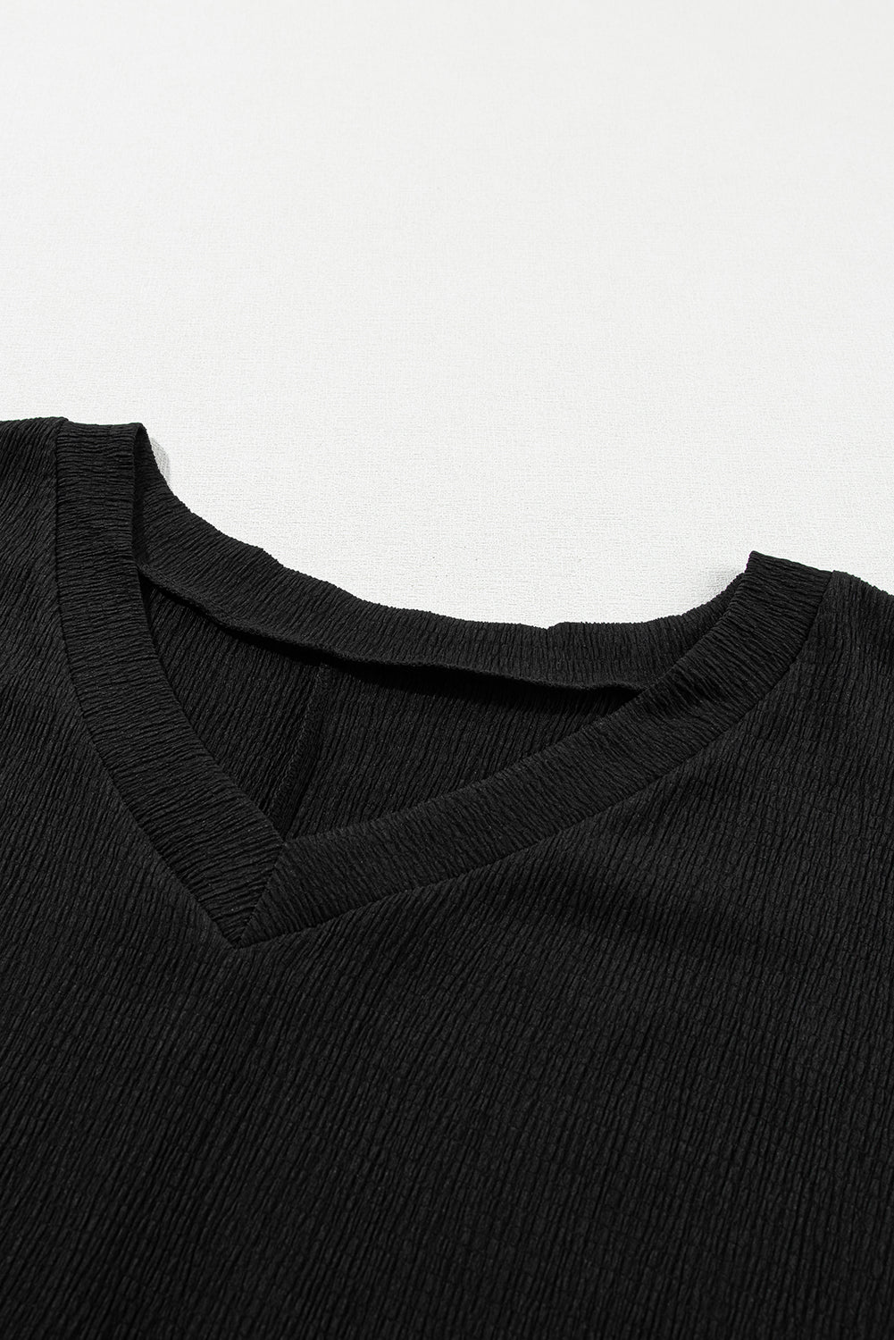 T-shirt à manches noires en V Crinkled Neck