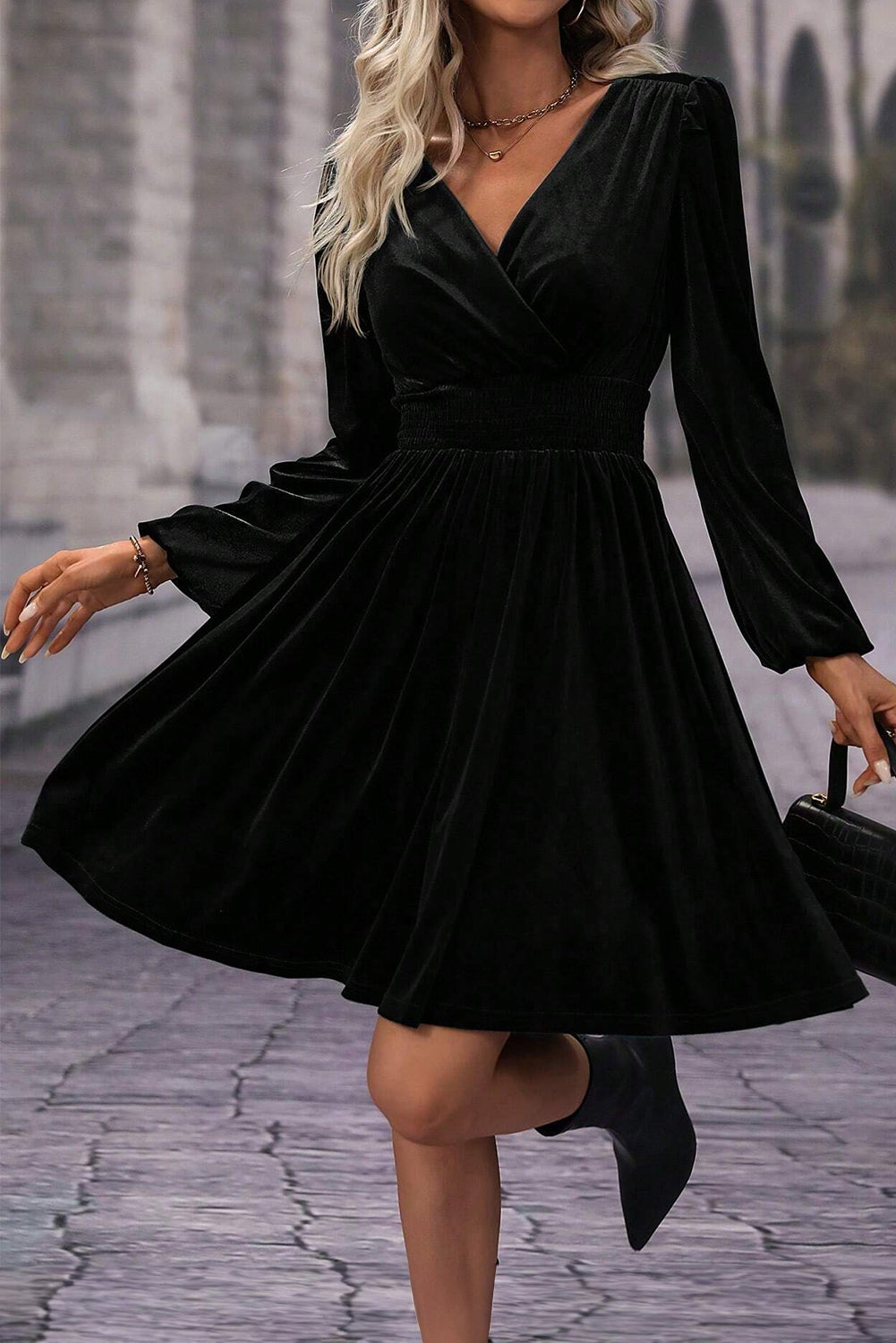 Mini-robe taille haute surplis en velours noir *
