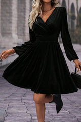Mini-robe taille haute surplis en velours noir *