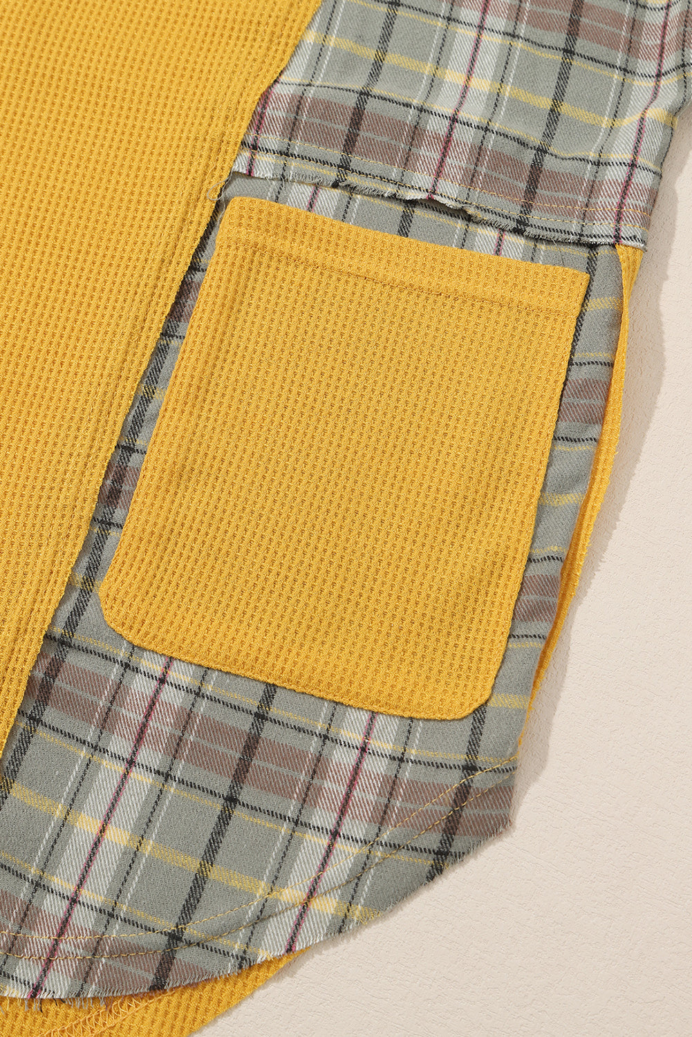 Waffle de color amarillo Knit Pathwork con sudadera con capucha Henley Henley