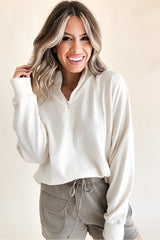 Sudadera blanca con cuello con cremallera y hombros caídos