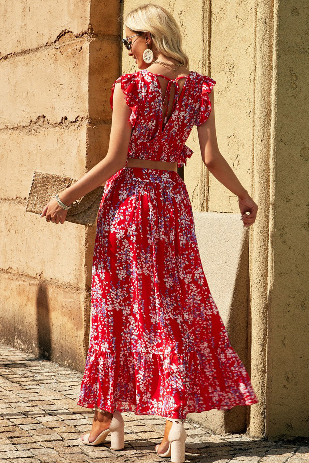 Ensemble haut court à volants et jupe longue à fleurs multicolores rouge vif