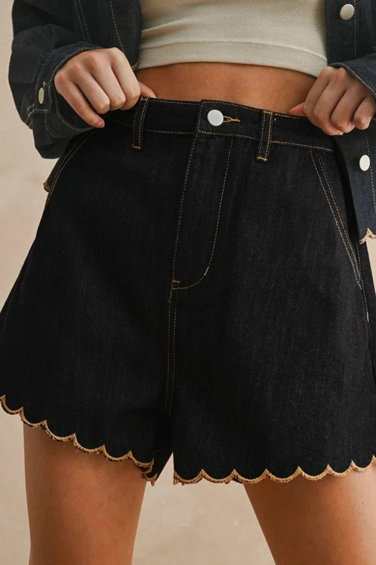 Short en jean noir à bordure festonnée et broderies