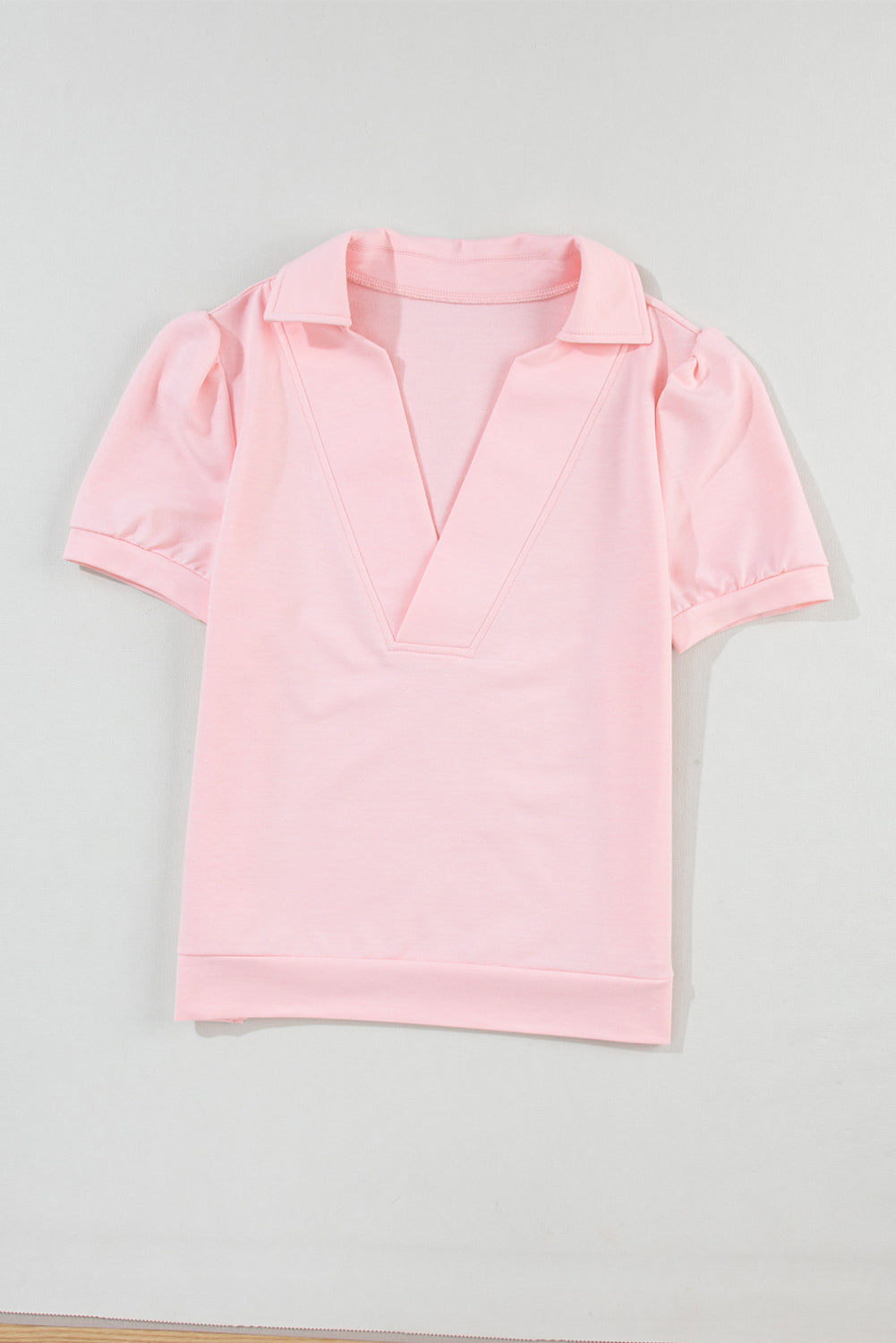 V-neck pink t-shirt and puffy sleeves