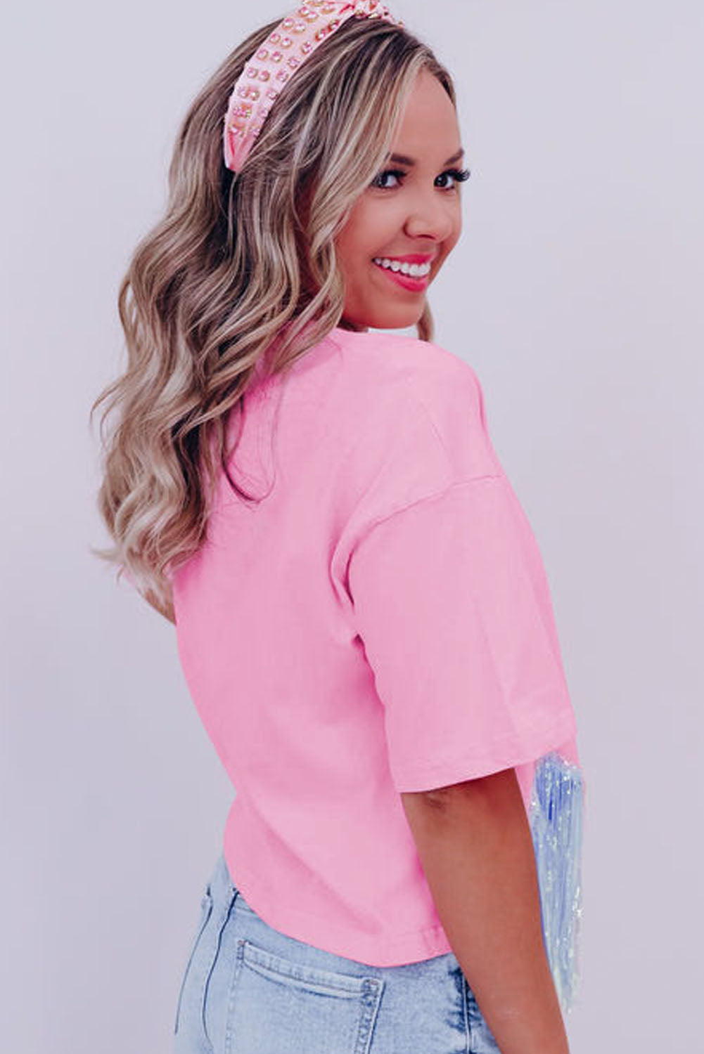Camiseta rosa corta con lentejuelas y flecos