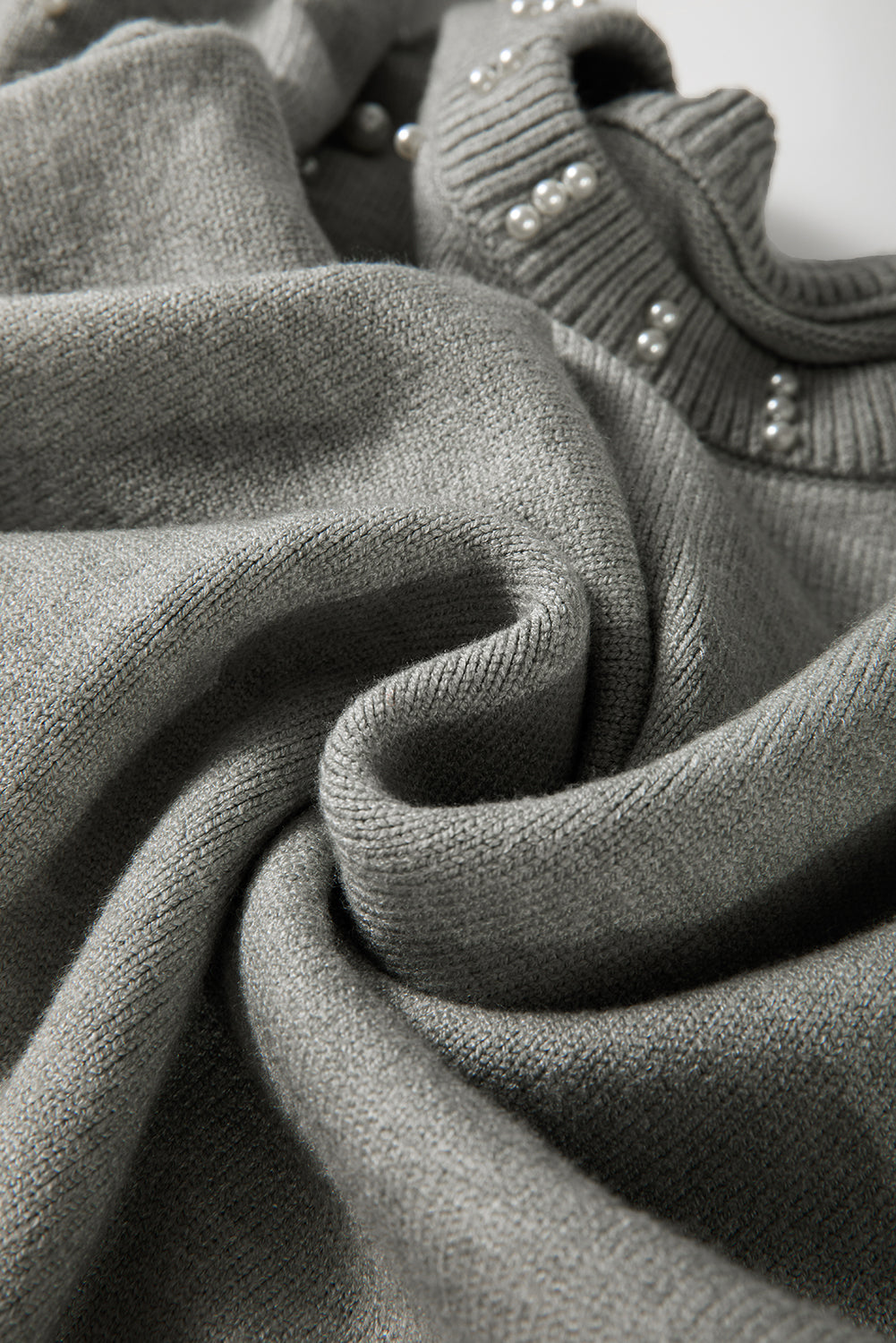Pull gris clair à col rond et épaules tombantes perlées