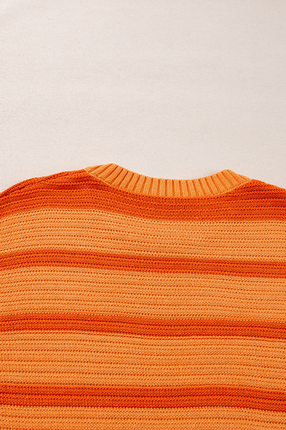 Pull ample à rayures orange et color block, col rond, épaules tombantes