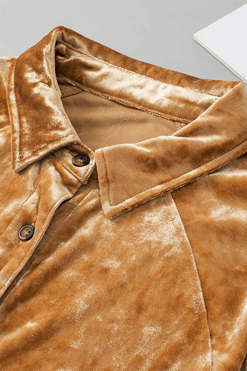 Chemise en velours coupe ample boutonnée de couleur unie dorée-A WOMAN WE LOVE