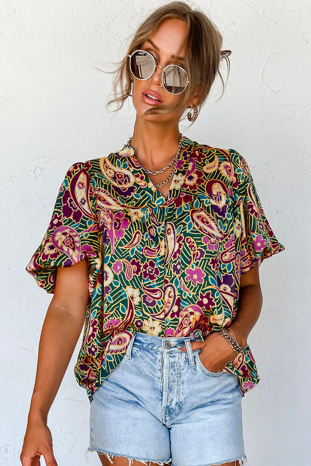 Blusa paisley a bolla a v sul collo verde a v.