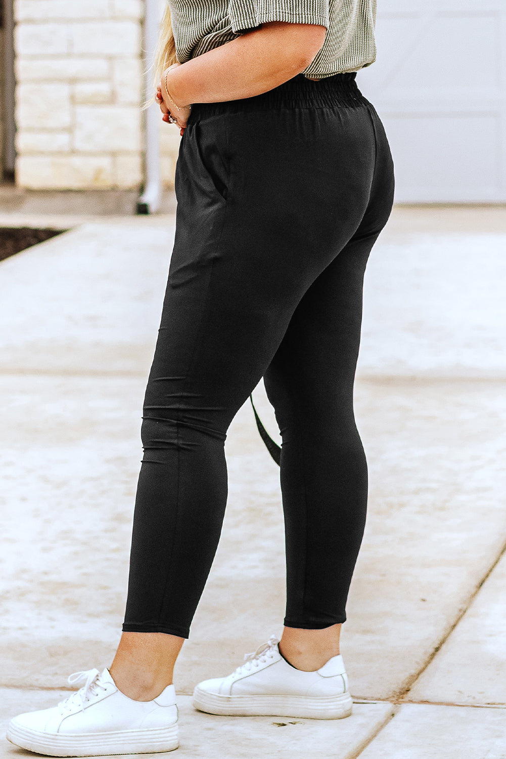 Black Soft Pants with High Waist Pockets and Ruffles in Plus Size