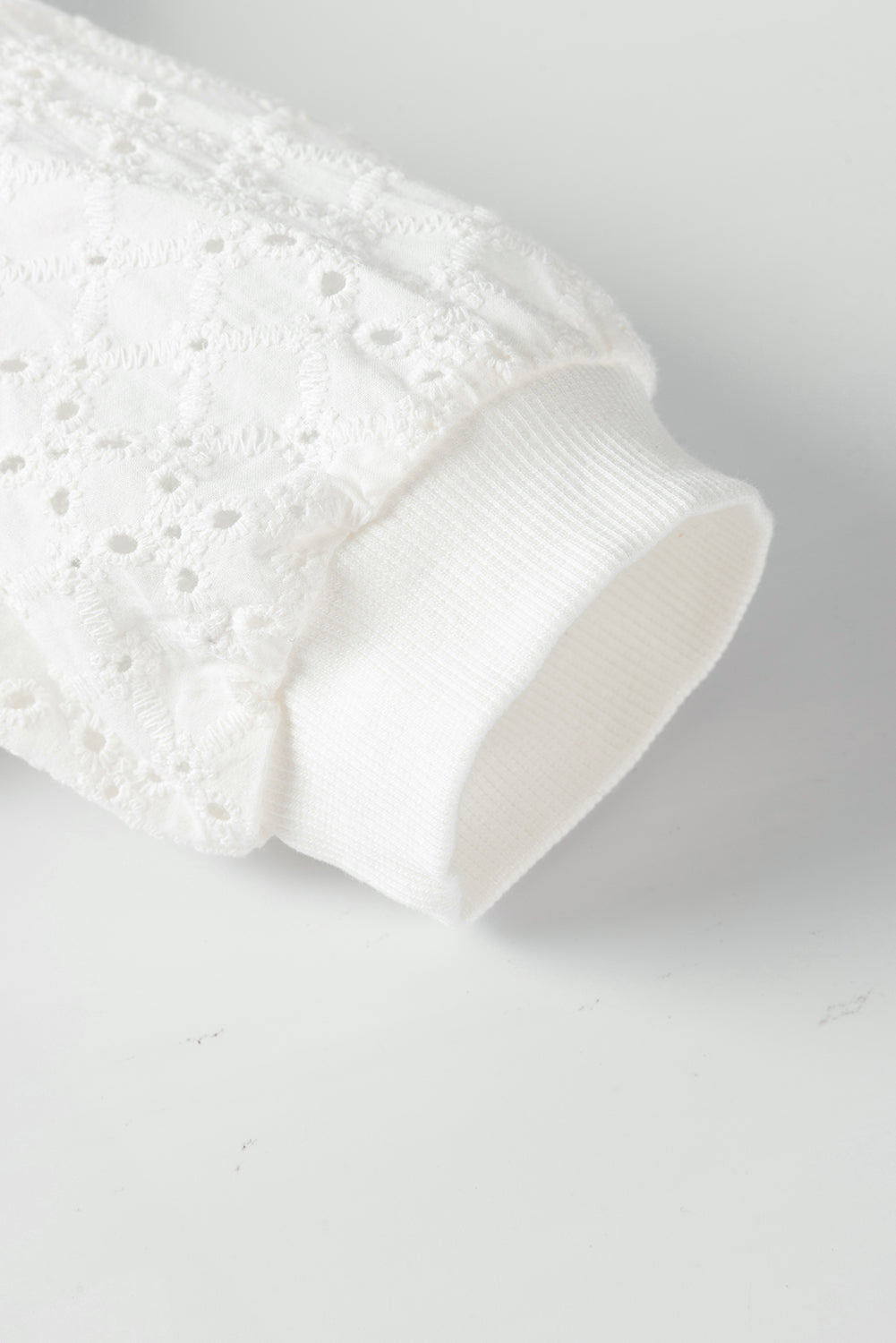 T-shirt blanc en tricot gaufré à manches bouffantes en broderie anglaise
