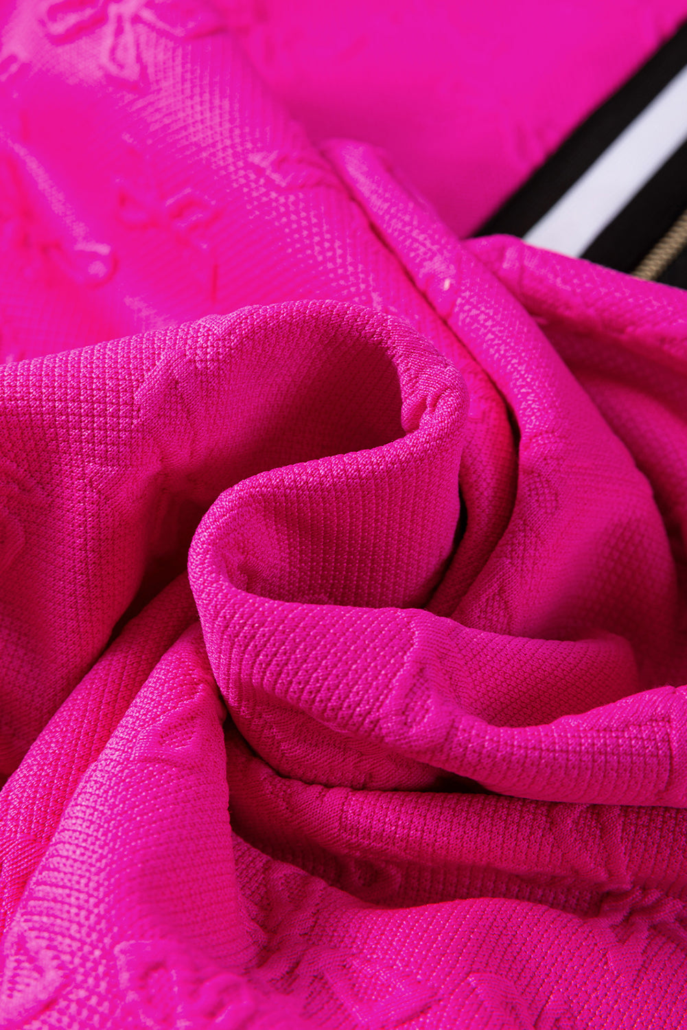 Mini-robe droite texturée en jacquard rouge rose avec fermeture éclair sur un quart