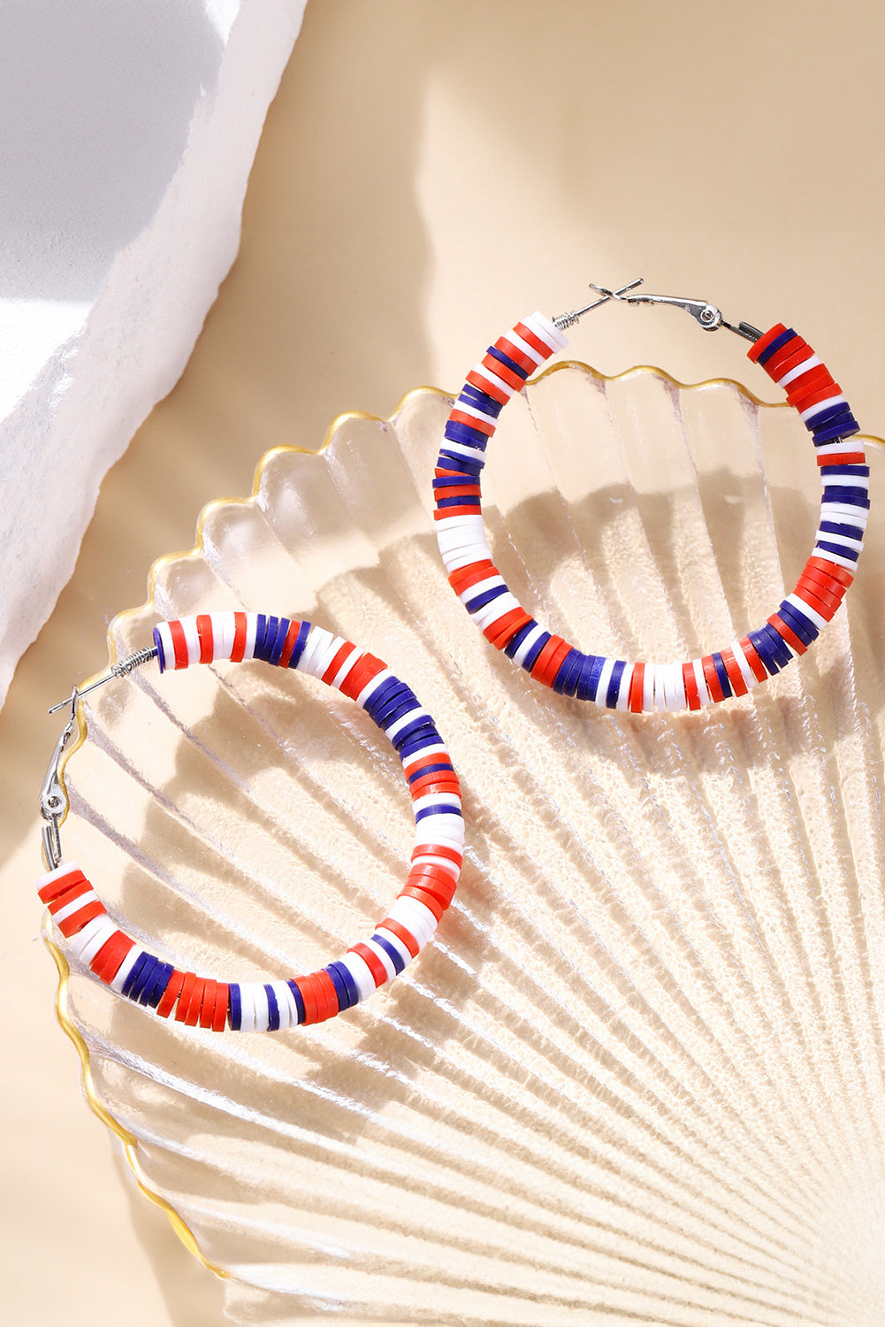 Boucles d'oreilles créoles en perles multicolores patriotiques rouges ardentes