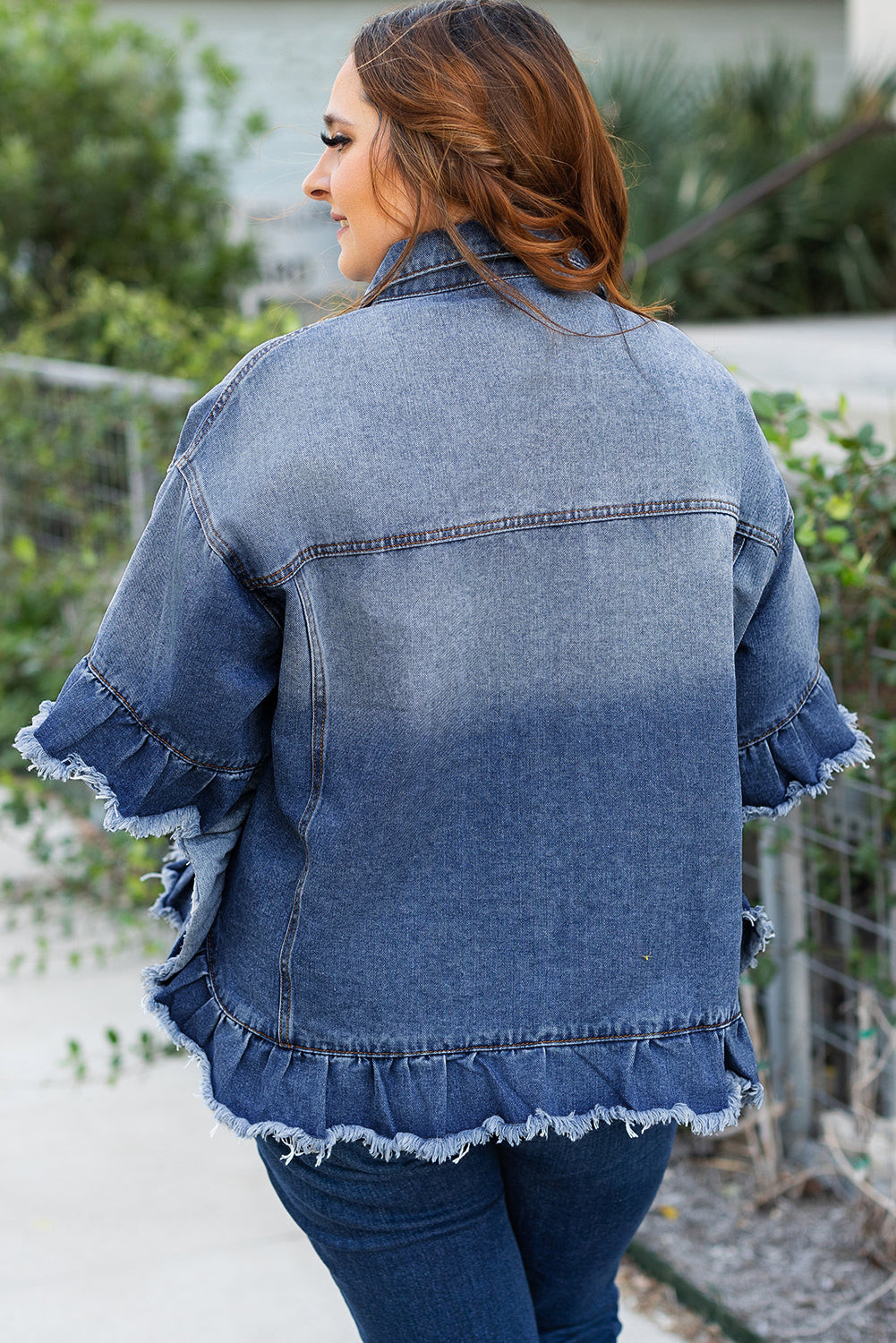 Veste en jean grande taille à manches courtes et effilochée bleu paon