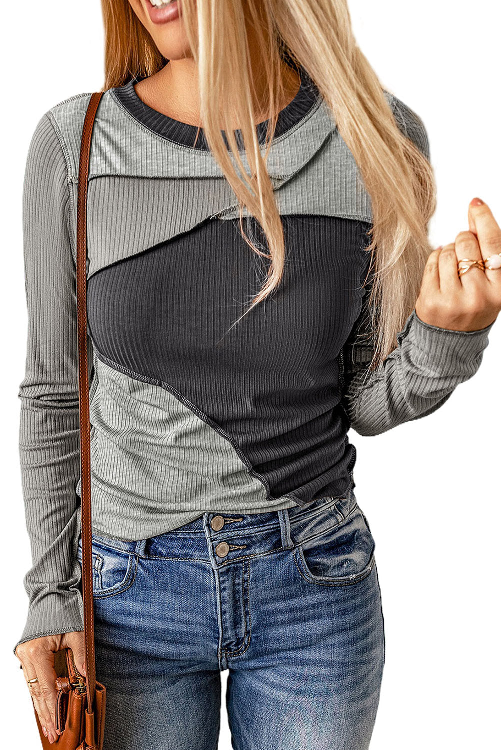 Top de tejer acanalado gris con bloques de colores y costuras aparentes