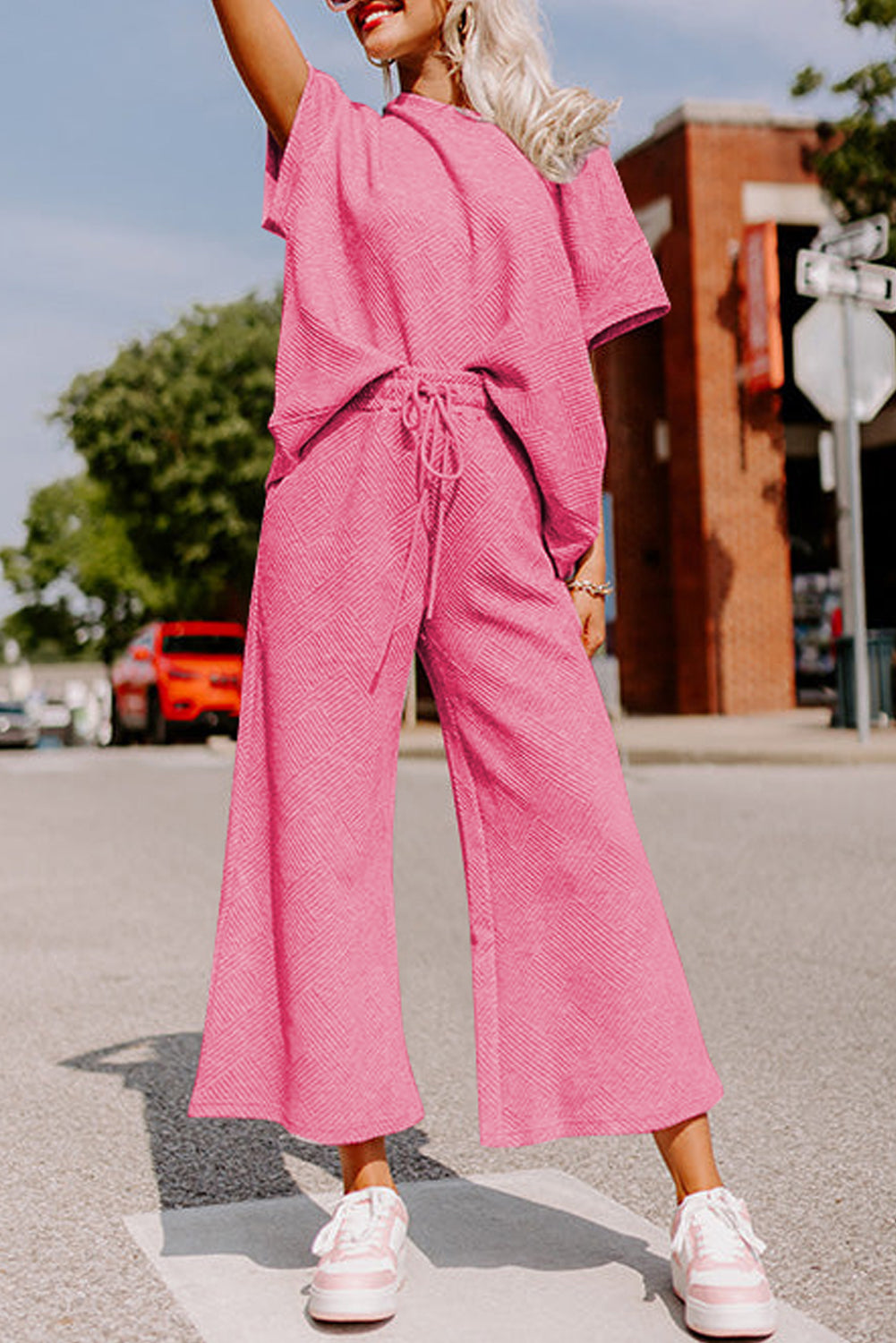 Ensemble t-shirt ample texturé rose fraise et pantalon à cordon de serrage