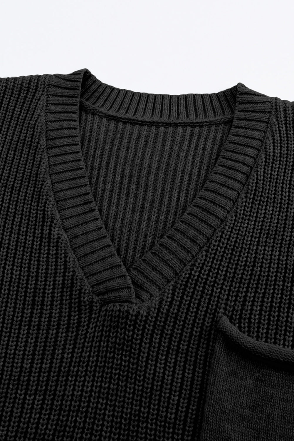 Sweater de cuello en V de punto negro y pantalones casuales