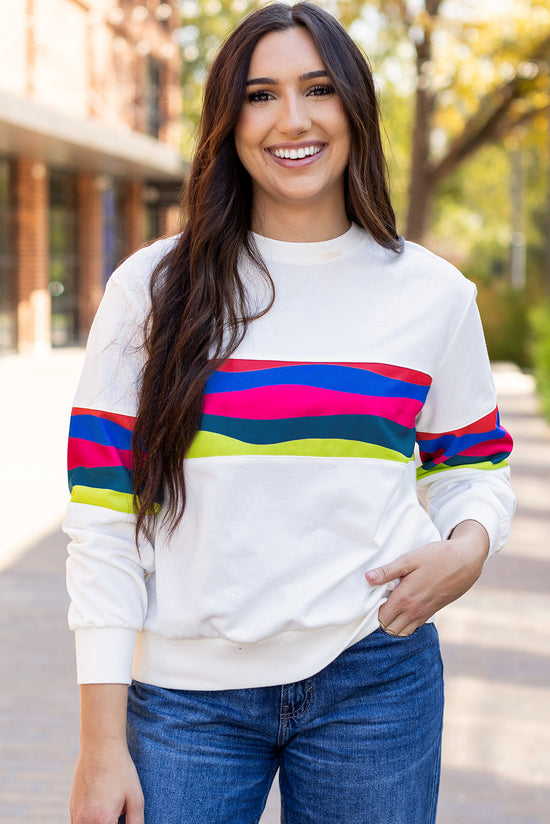 Camiseta blanca con mangas largas con acentos a rayas de colores