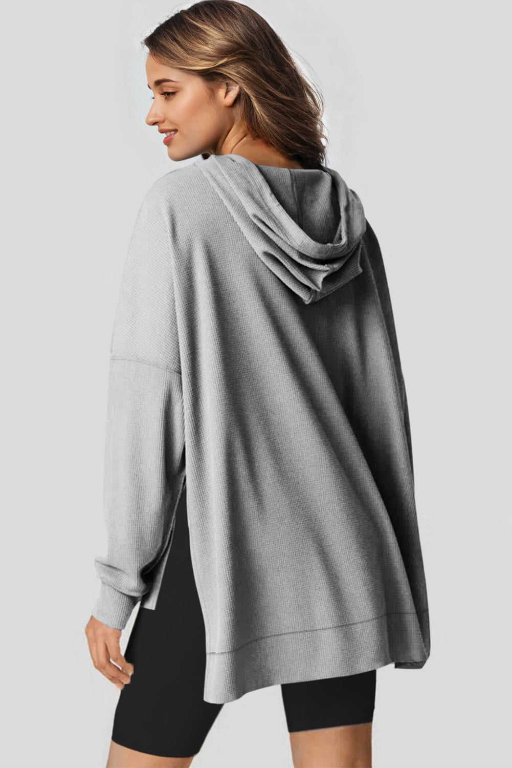 Sweat à capuche surdimensionné haut bas gris en tricot gaufré doublé de polaire