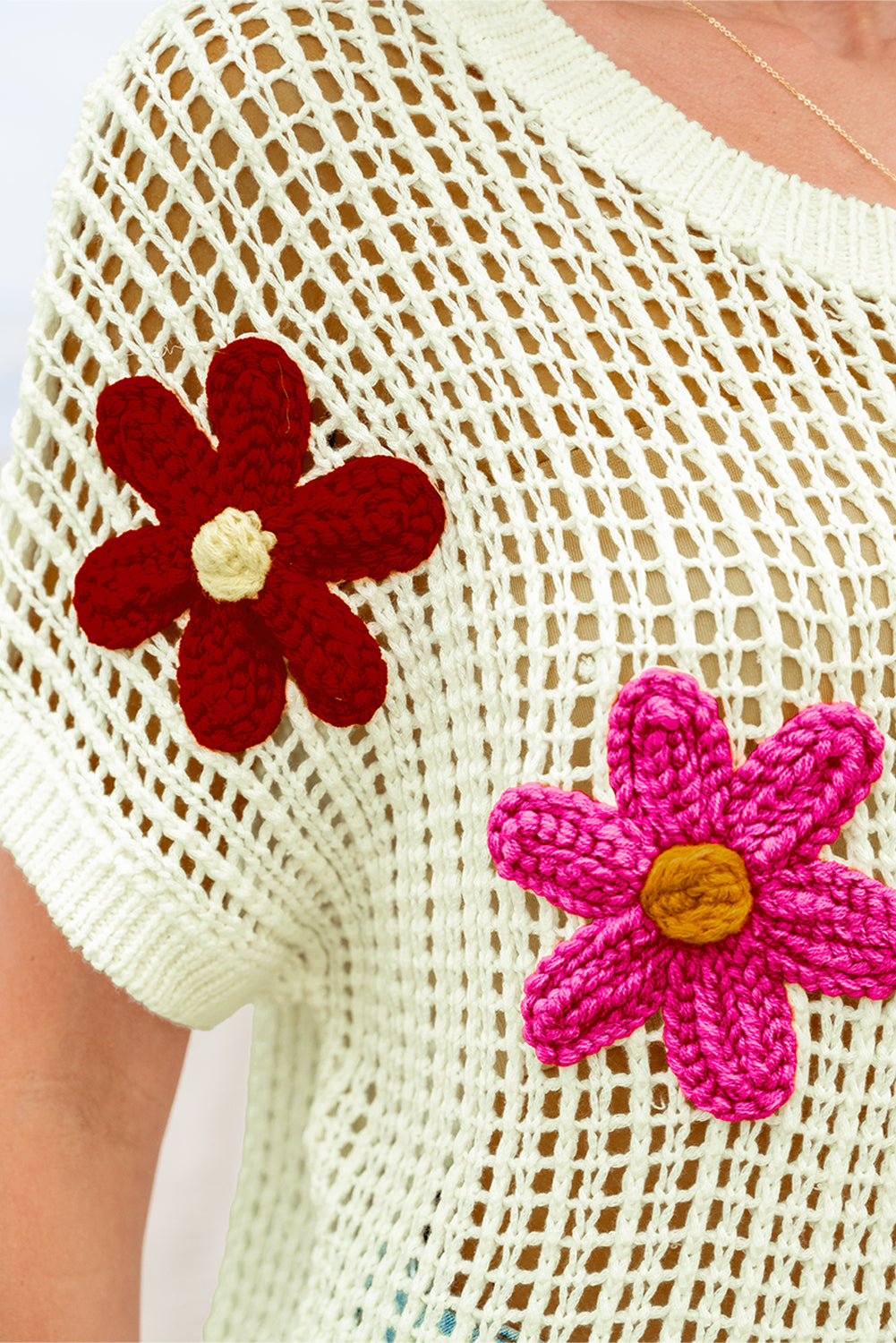 Pull blanc à fleurs en crochet ajouré*