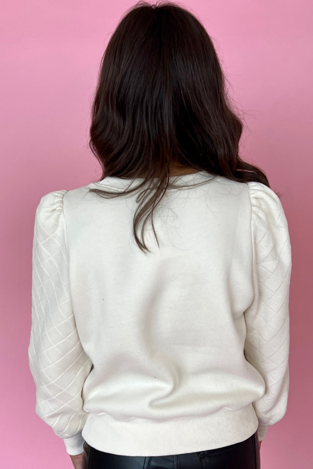 Sudadera blanca unida con mangas hinchadas y cuello redondo