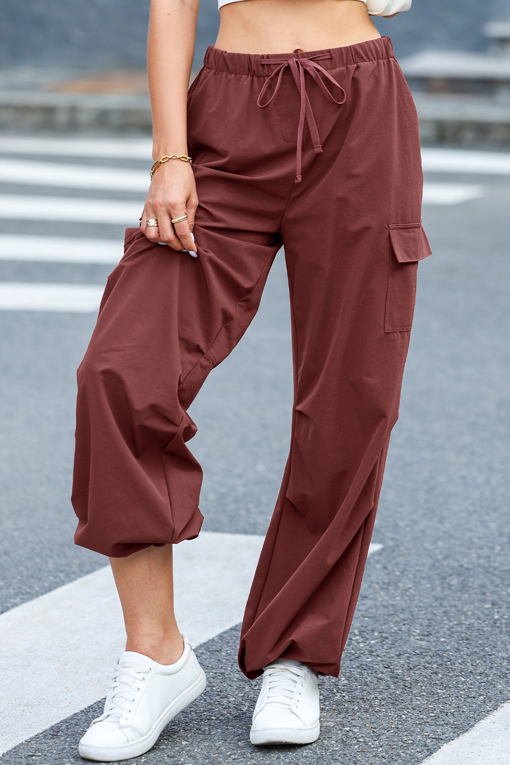 Pantaloni da carico larga con coulistica solida rossa rossa minerale