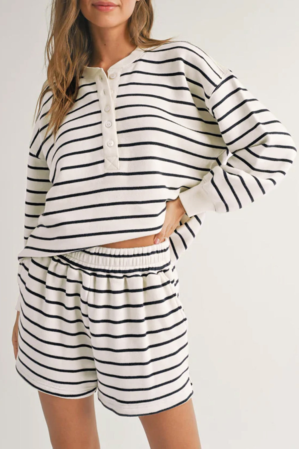 Ensemble haut et short à manches longues et demi-bouton imprimé à rayures noires et blanches-A WOMAN WE LOVE