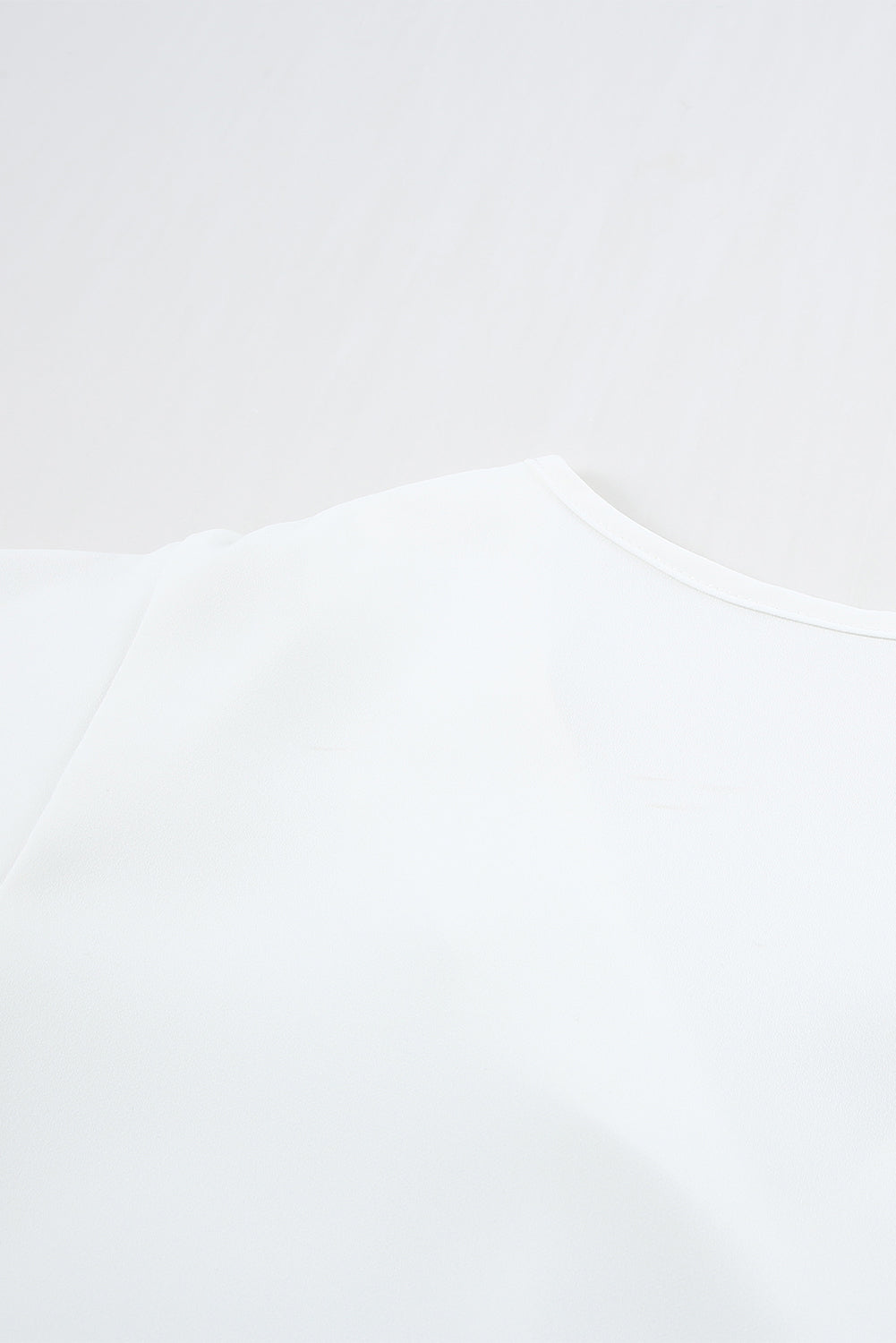 T-shirt blanc couche en V