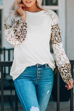 Top beige con leopardo impreso de manga hinchada