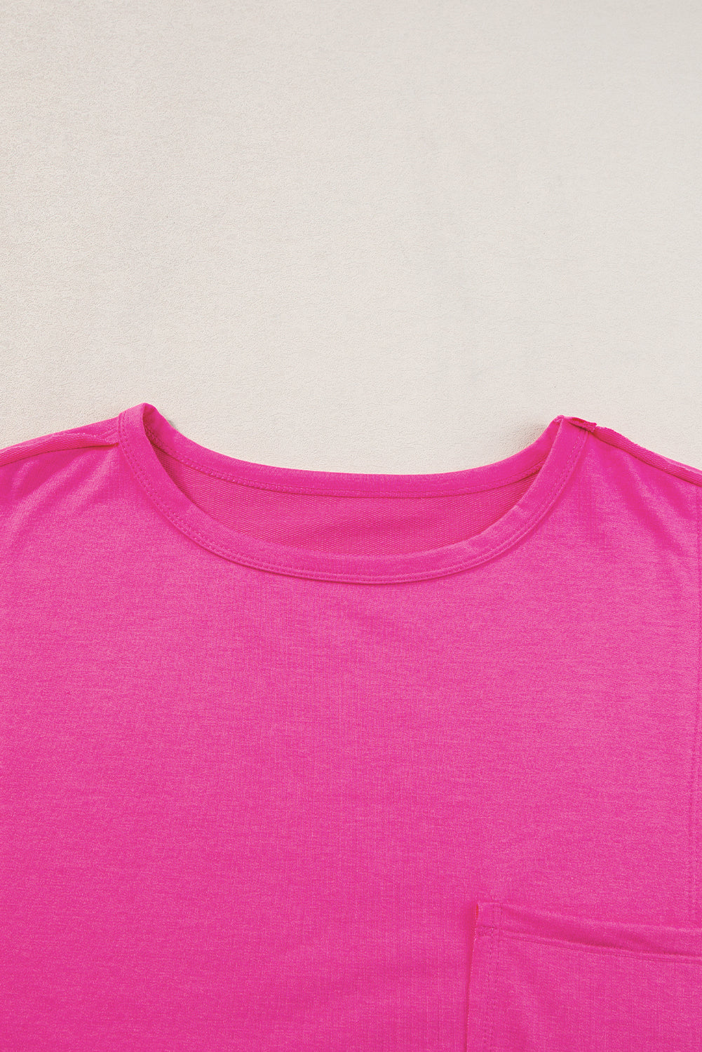 Camiseta de gran tamaño en rosa brillante con bolsillo chapado y costuras aparentes