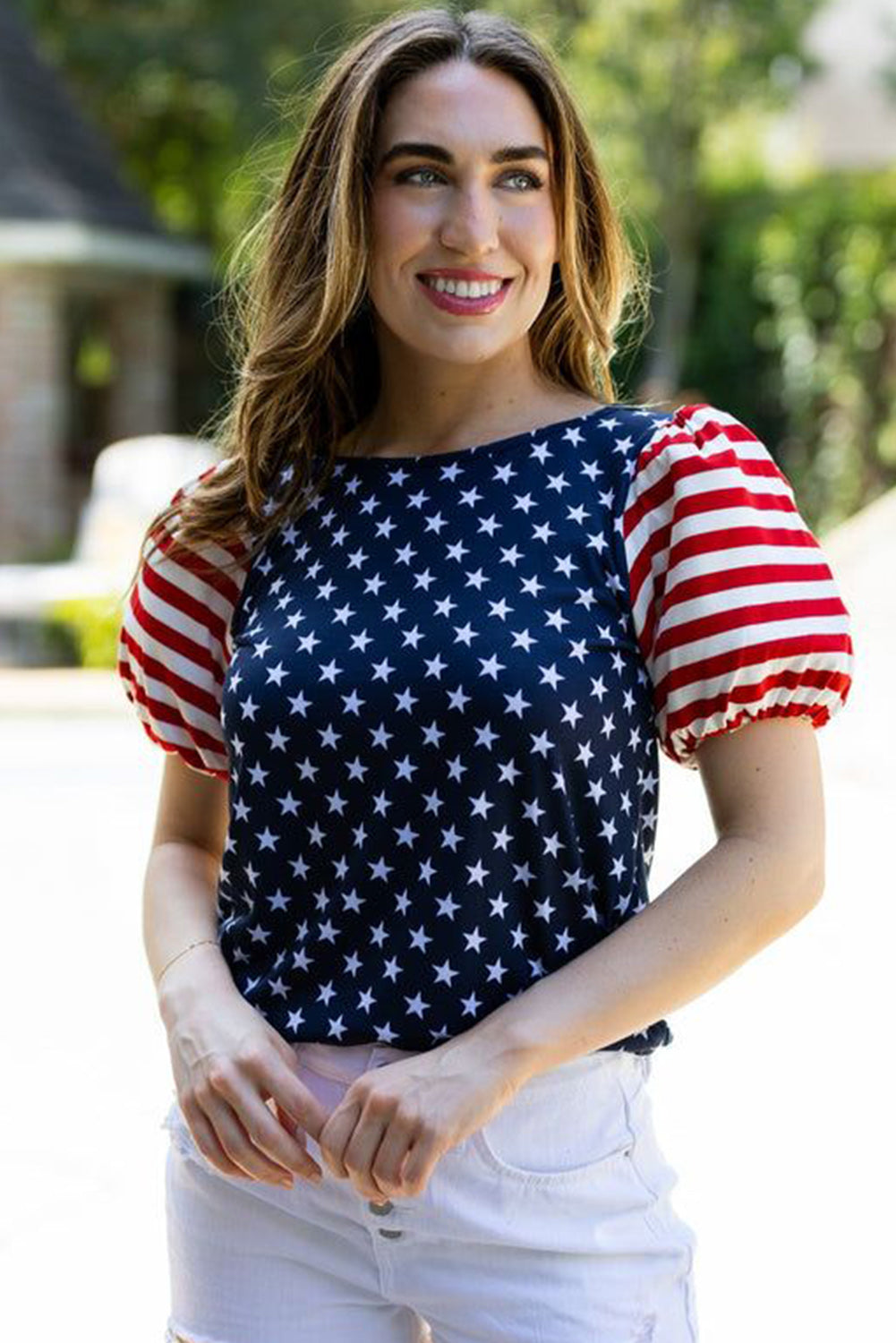 Camiseta azul marino con mangas hinchadas y rayas de estrellas del 4 de julio