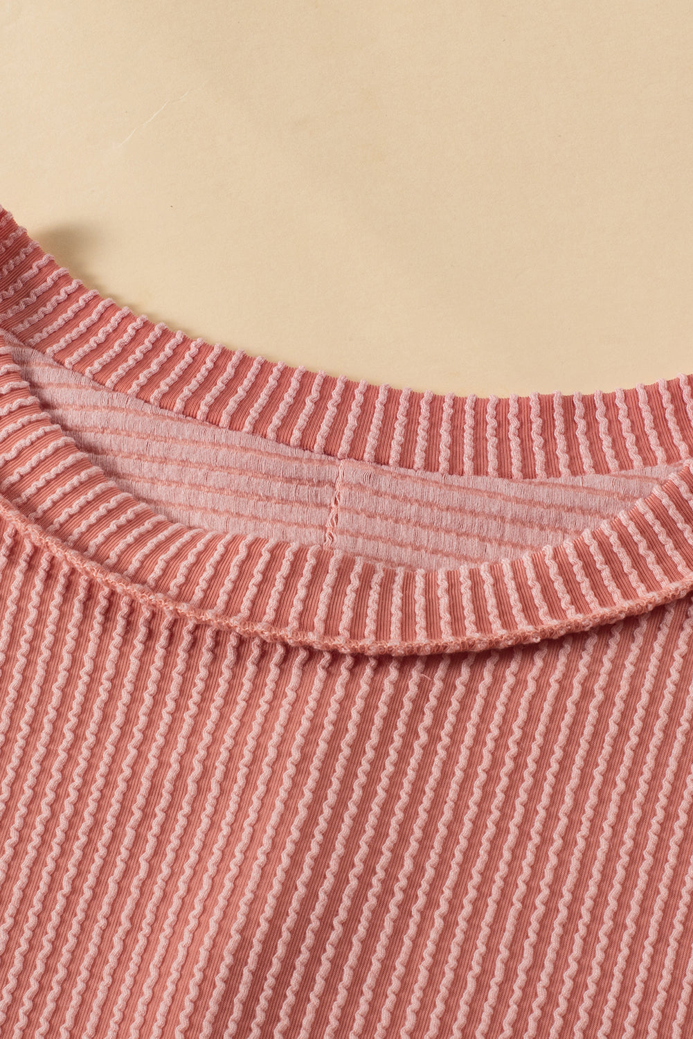 Camiseta con cuello de forma apretada *