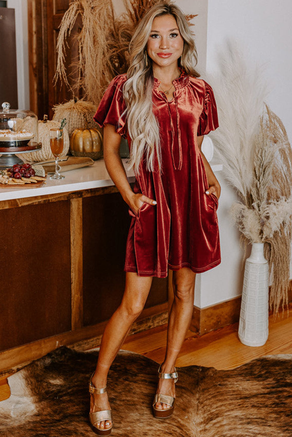 Mini-robe droite en velours cannelle, encolure smockée, manches bouffantes