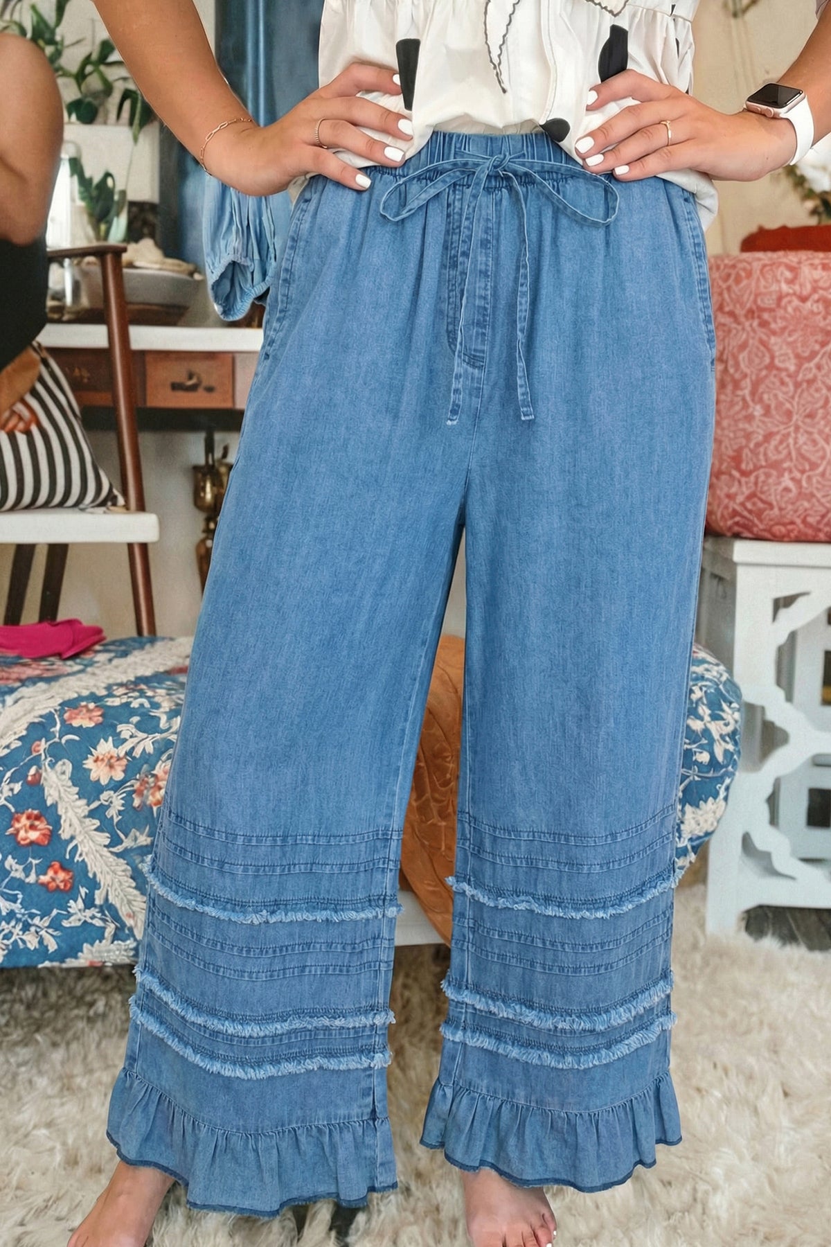 Pantalon large en chambray bleu crépuscule à ourlet volanté