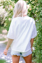 Camiseta blanca con cuello redondo y parches de oruga de mamá