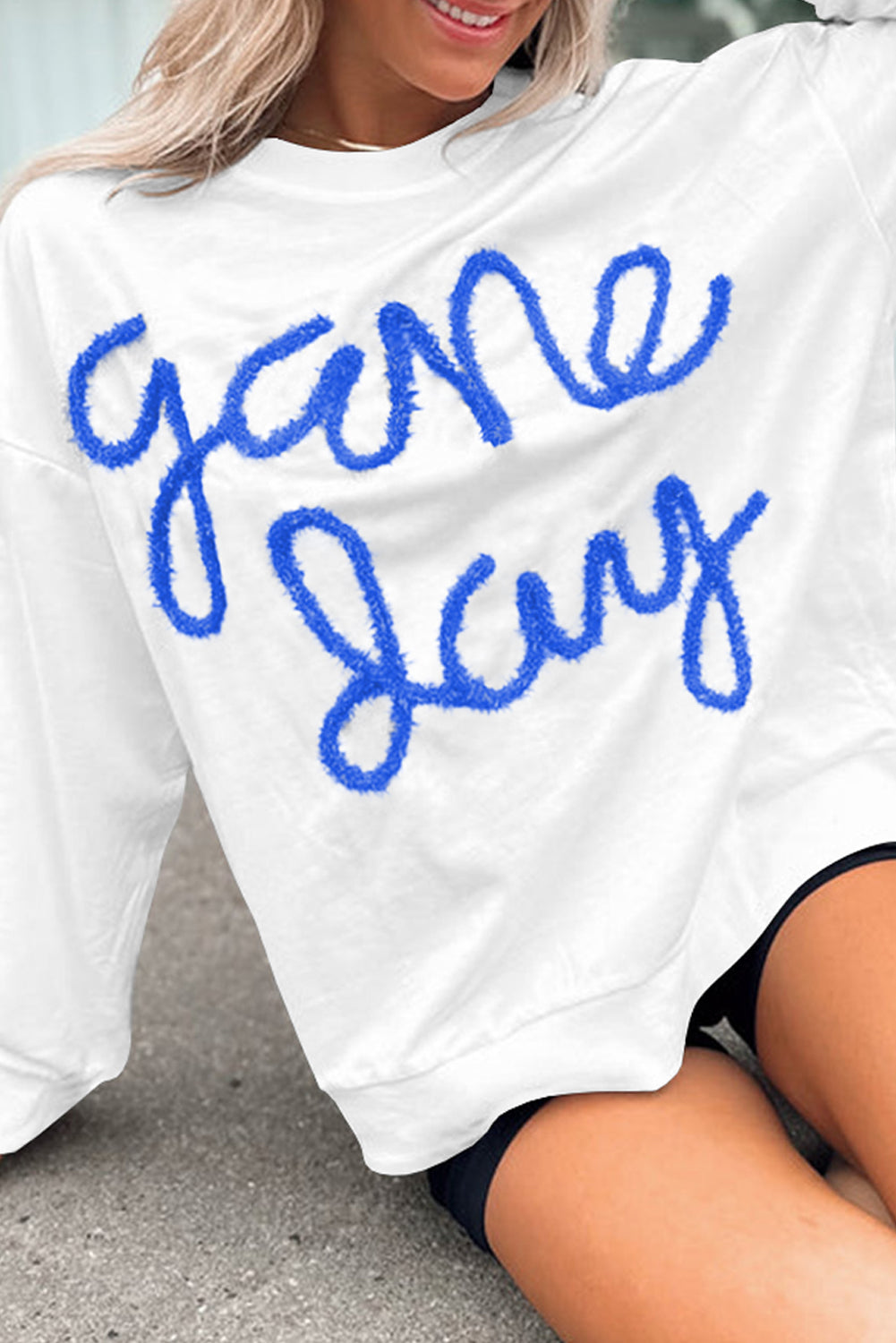 Tinsel Game Day Graphics White Sweins con hombros caídos