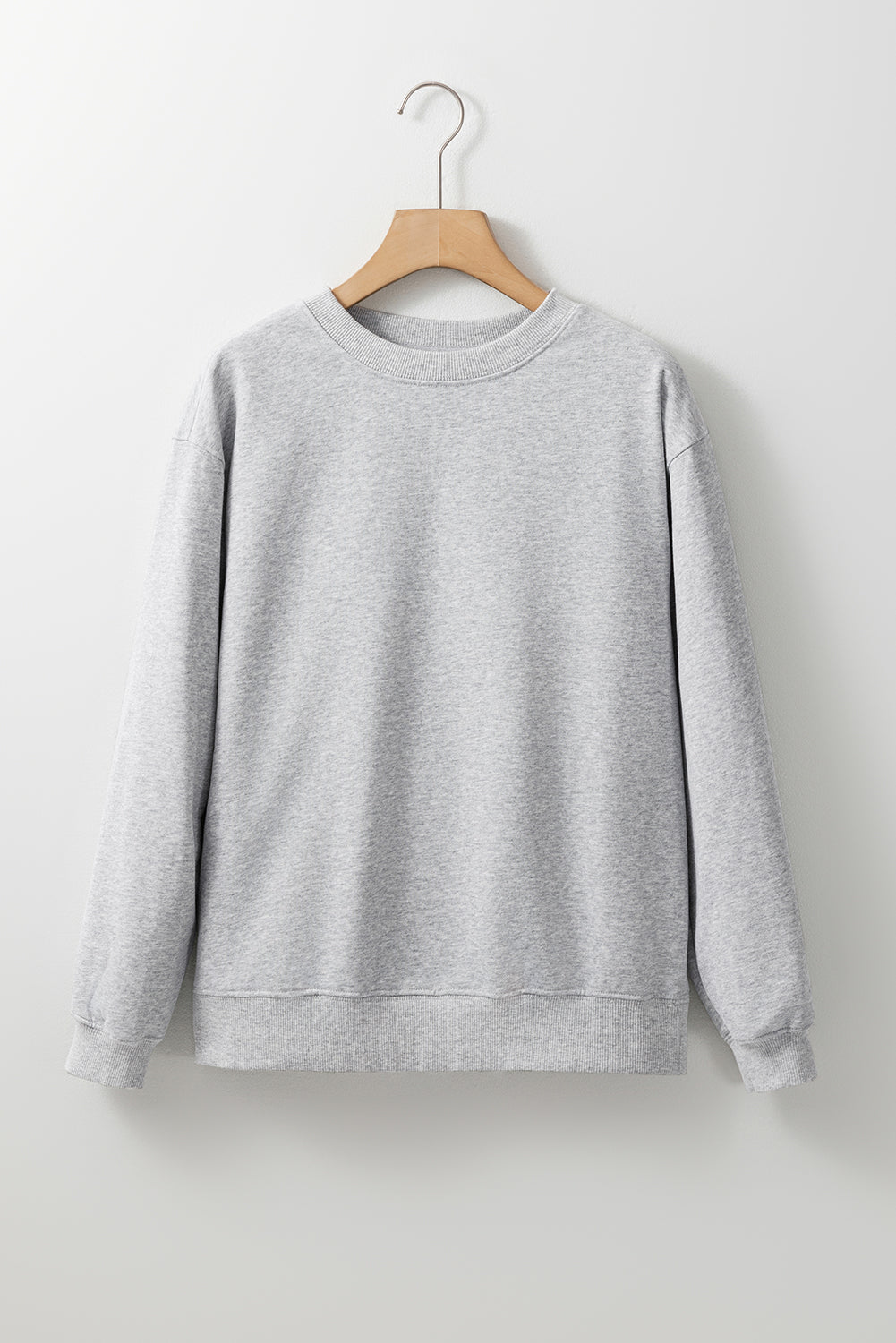 Sudadera ligera gris claro con hombros caídos y cuello redondo