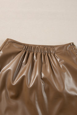 Mini-skirt in imitation leather at the bow tie